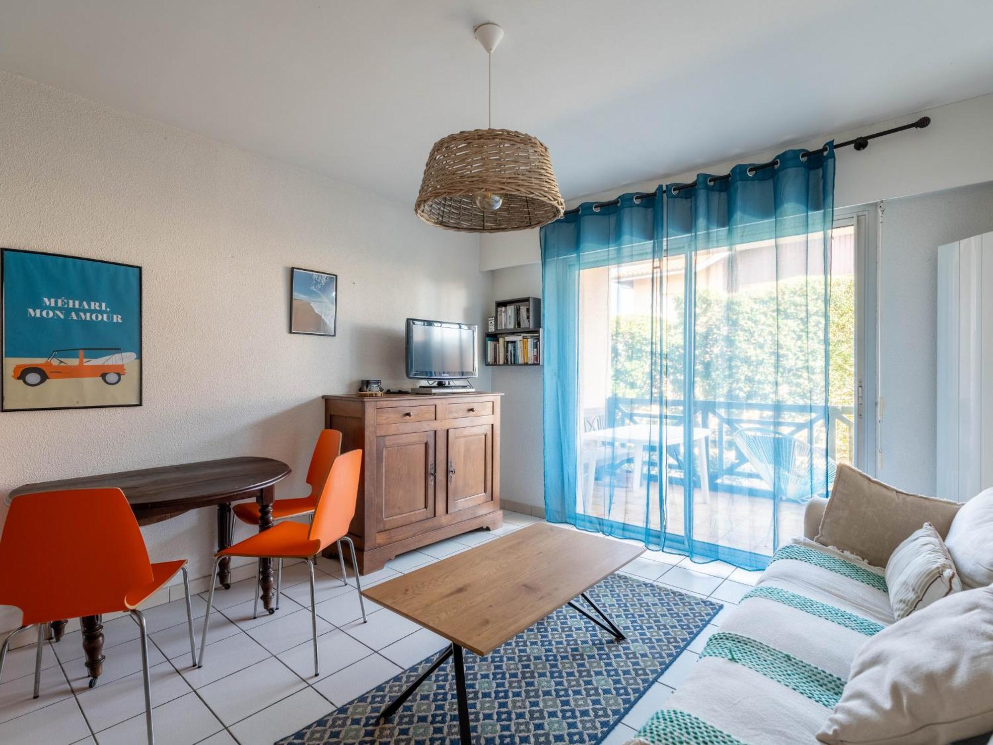 Apartment T2 Avec Terrasse Et Parking Proche Ocean - Fr-1-50-160 *